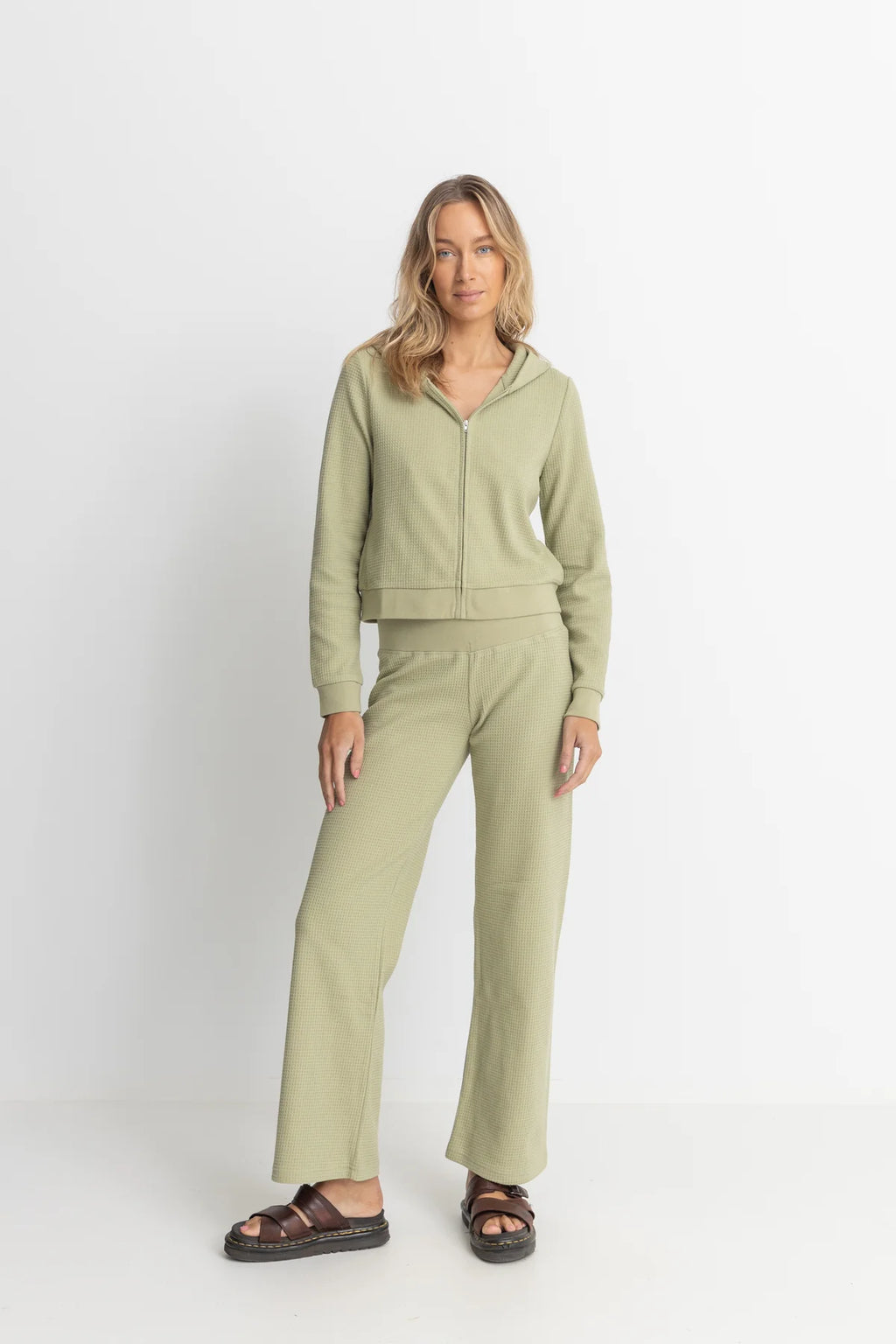 Light Layers Low Waisted Pant / Sage